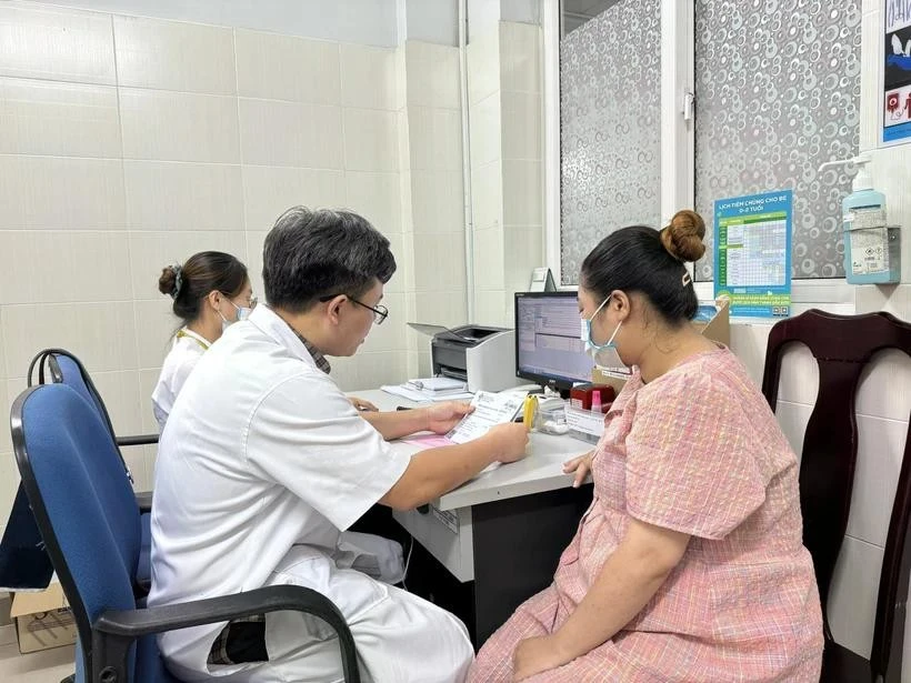 Nhiều phụ nữ mang thai được vận động, tuyên truyền đi kiểm tra sức khỏe định kỳ. (Ảnh: TTXVN phát)