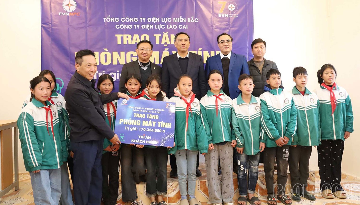 Trao tặng phòng học máy tính tại Trường Phổ thông Dân tộc bán trú THCS Lùng Khấu Nhin. dl1.jpg