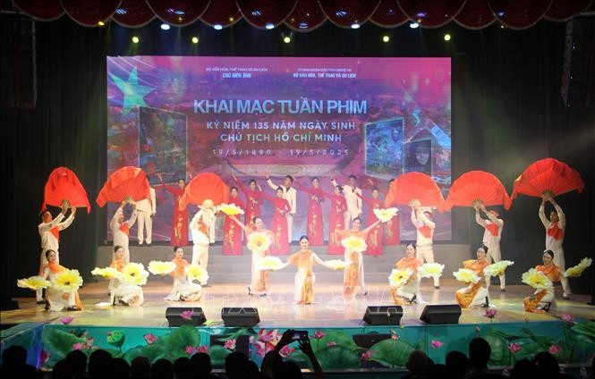 Các tiết mục văn nghệ được biểu diễn tại Tuần phim kỷ niệm 135 năm Ngày sinh Chủ tịch Hồ Chí Minh. Ảnh: Văn Tý/TTXVN Các tiết mục văn nghệ được biểu diễn tại Tuần phim kỷ niệm 135 năm Ngày sinh Chủ tịch Hồ Chí Minh. Ảnh: Văn Tý/TTXVN