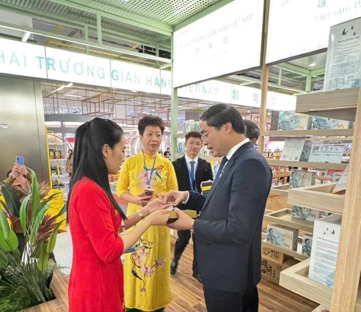 Chủ tịch UBND tỉnh Trịnh Xuân Trường tham quan gian hàng Việt Nam tại Khu thương mại.