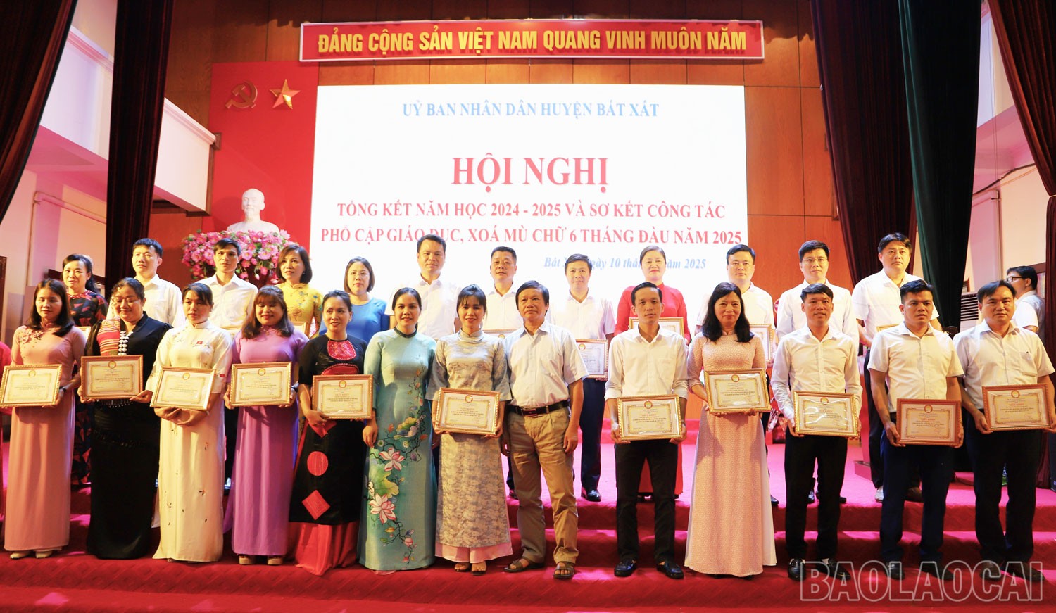 Hội Khuyến học huyện Bát Xát trao Giấy khen cho các tập thể, cá nhân đạt thành tích cao trong năm học 2024 - 2025. b4.jpg