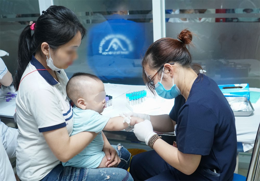 Bác sĩ Bệnh viện E sẽ thăm khám, sàng lọc, phẫu thuật miễn phí cho trẻ. (Ảnh: Báo Đại biểu Nhân dân) 111.jpg