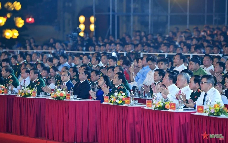 Đại biểu các ban, bộ, ngành Trung ương, Quân đội và TP Hà Nội tham dự chương trình.