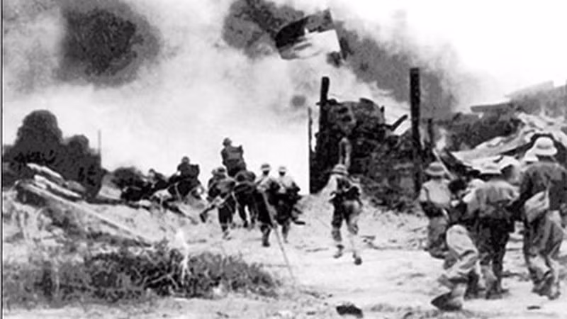 Bộ đội Sư đoàn 320A (Quân đoàn 3) đánh chiếm căn cứ Đồng Dù ngày 29/4/1975. (Ảnh: Tư liệu/TTXVN)