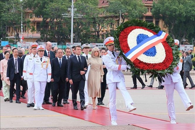 Tổng thống Pháp Emmanuel Macron và Phu nhân đến đặt vòng hoa và vào Lăng viếng Chủ tịch Hồ Chí Minh. (Ảnh: TTXVN) Tổng thống Pháp Emmanuel Macron và Phu nhân đến đặt vòng hoa và vào Lăng viếng Chủ tịch Hồ Chí Minh. (Ảnh: TTXVN)