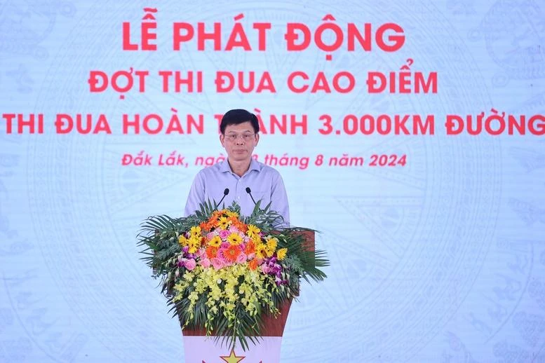 Lãnh đạo Bộ Giao thông vận tải phát biểu hưởng ứng đợt thi đua cao điểm mà Thủ tướng Chính phủ Phạm Minh Chính, Chủ tịch Hội đồng Thi đua – Khen thưởng Trung ương phát động - Ảnh: VGP/Nhật Bắc