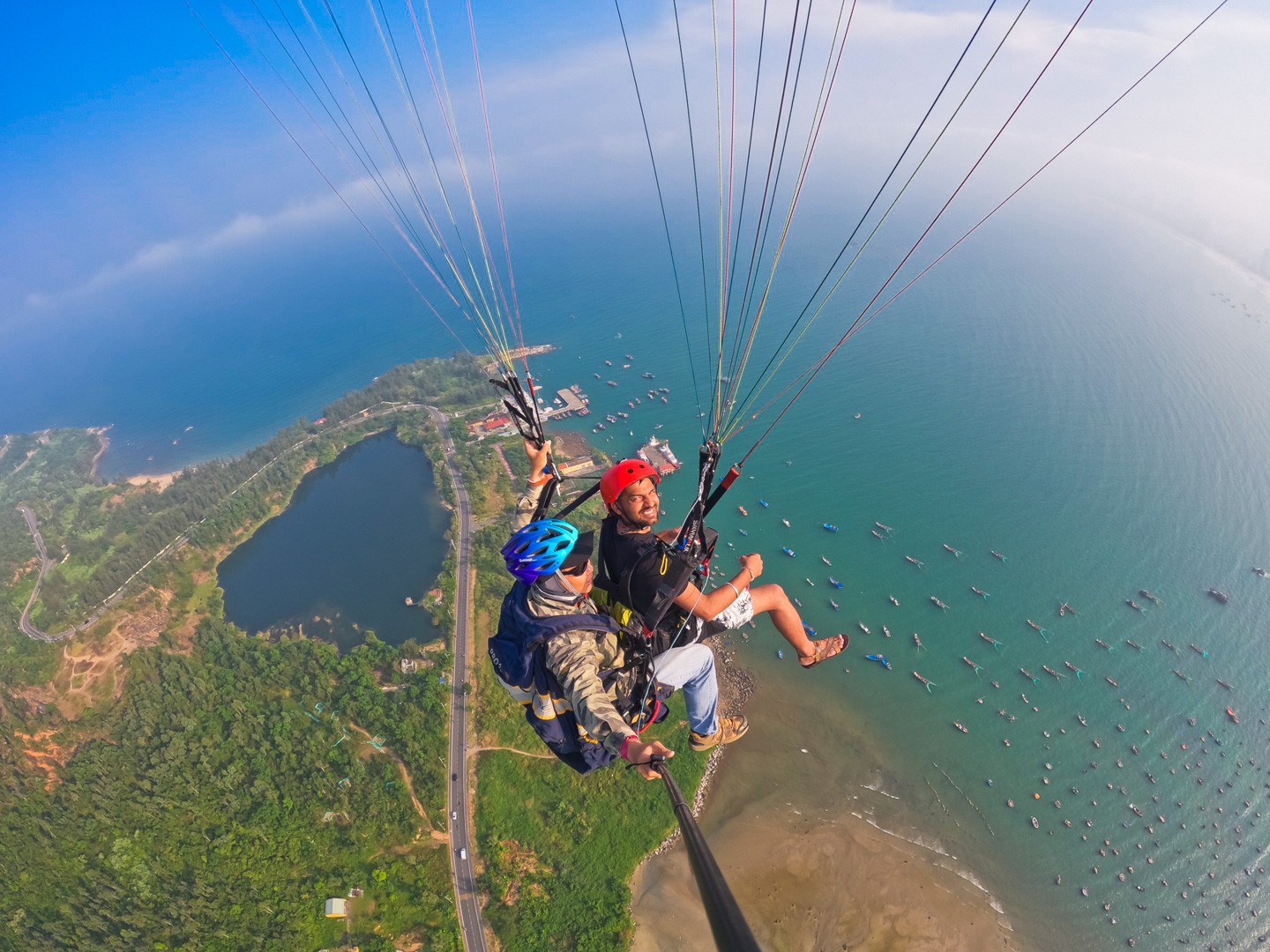 Nhiều du khách lựa chọn bay dù lượn để chiêm ngưỡng những bãi biển ở bán đảo Sơn Trà. Ảnh: Phước Bình 16.jpg