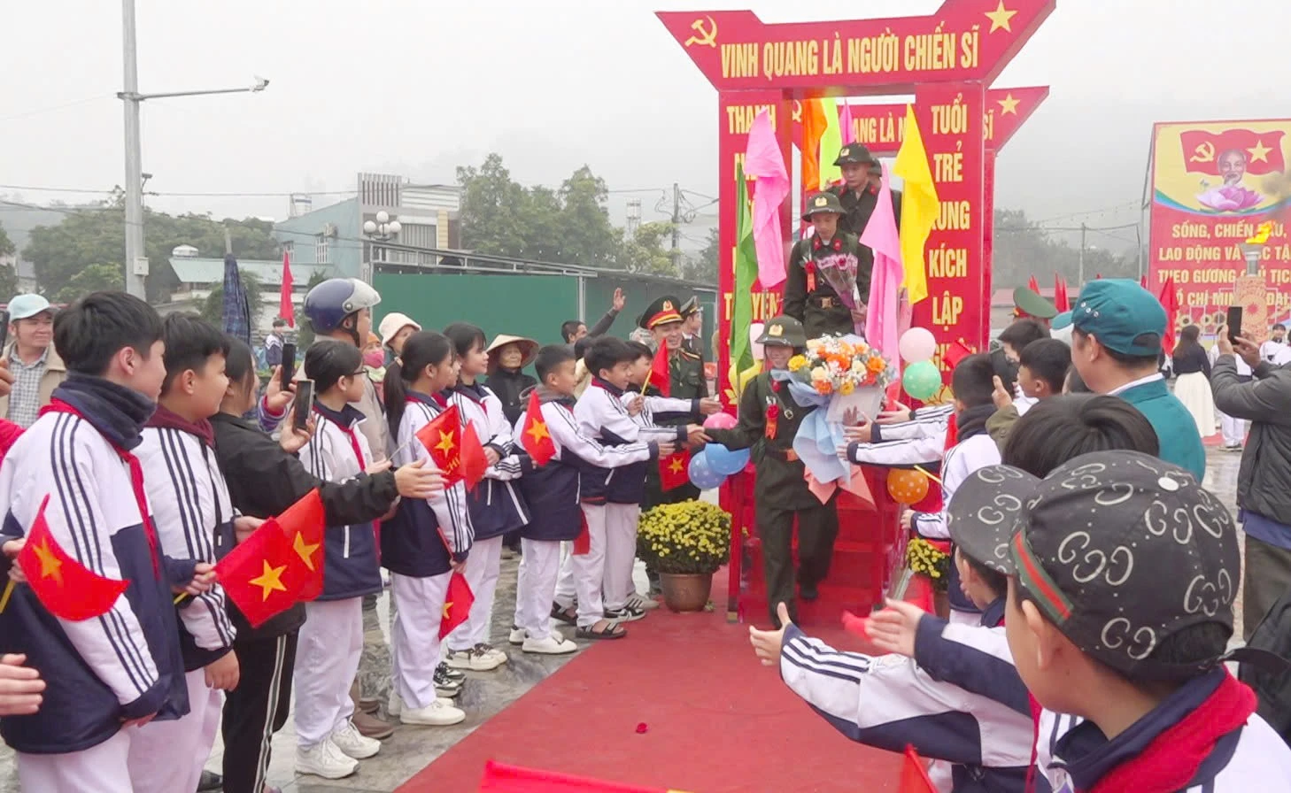 Các tân binh huyện Bảo Yên lên đường nhập ngũ.