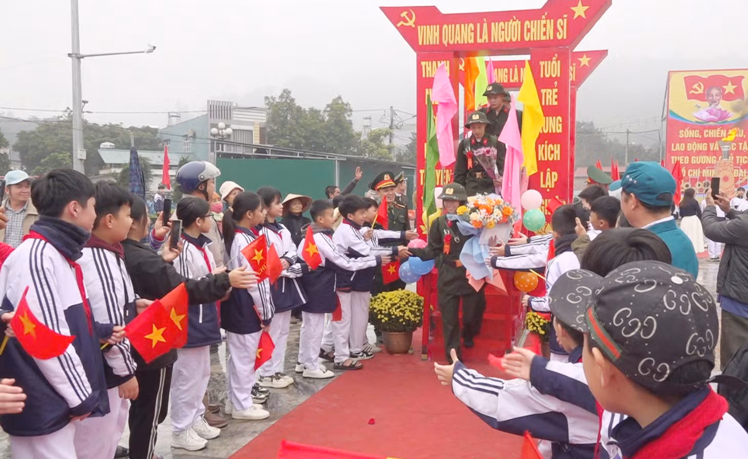 Các tân binh huyện Bảo Yên lên đường nhập ngũ.