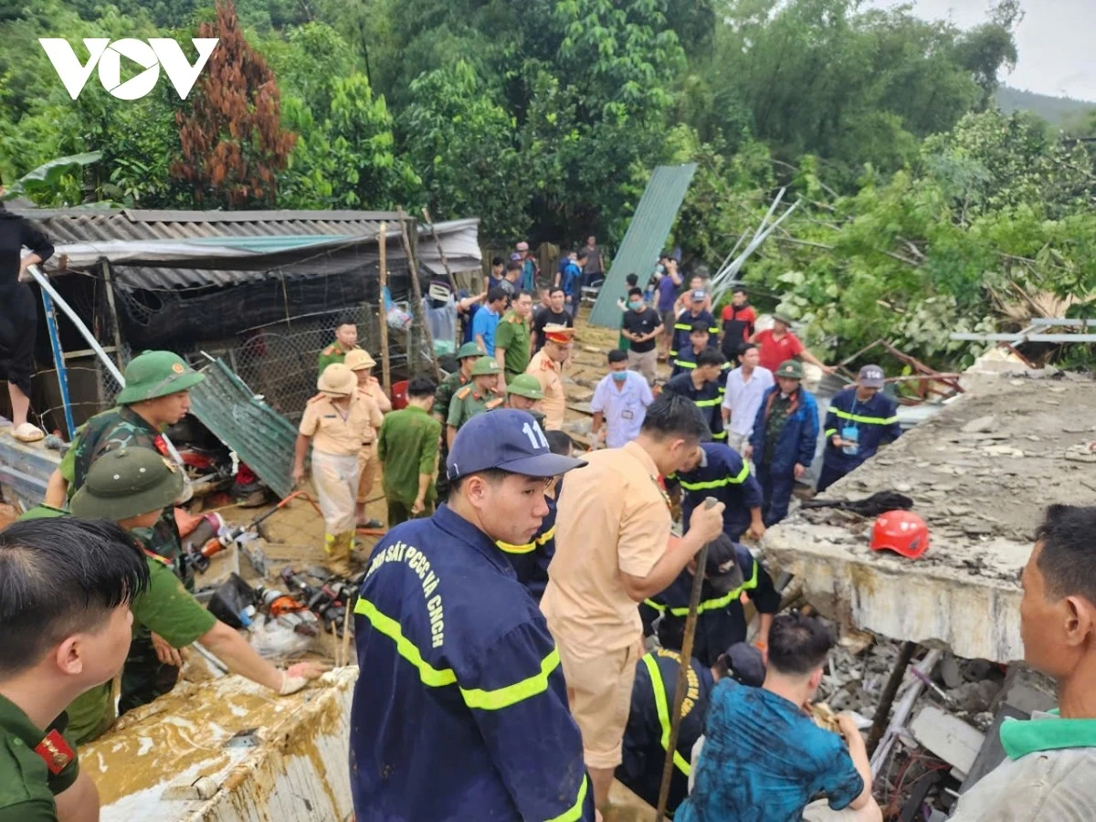 Lực lượng chức năng nhanh chóng khắc phục hậu quả, tìm kiếm cứu nạn.