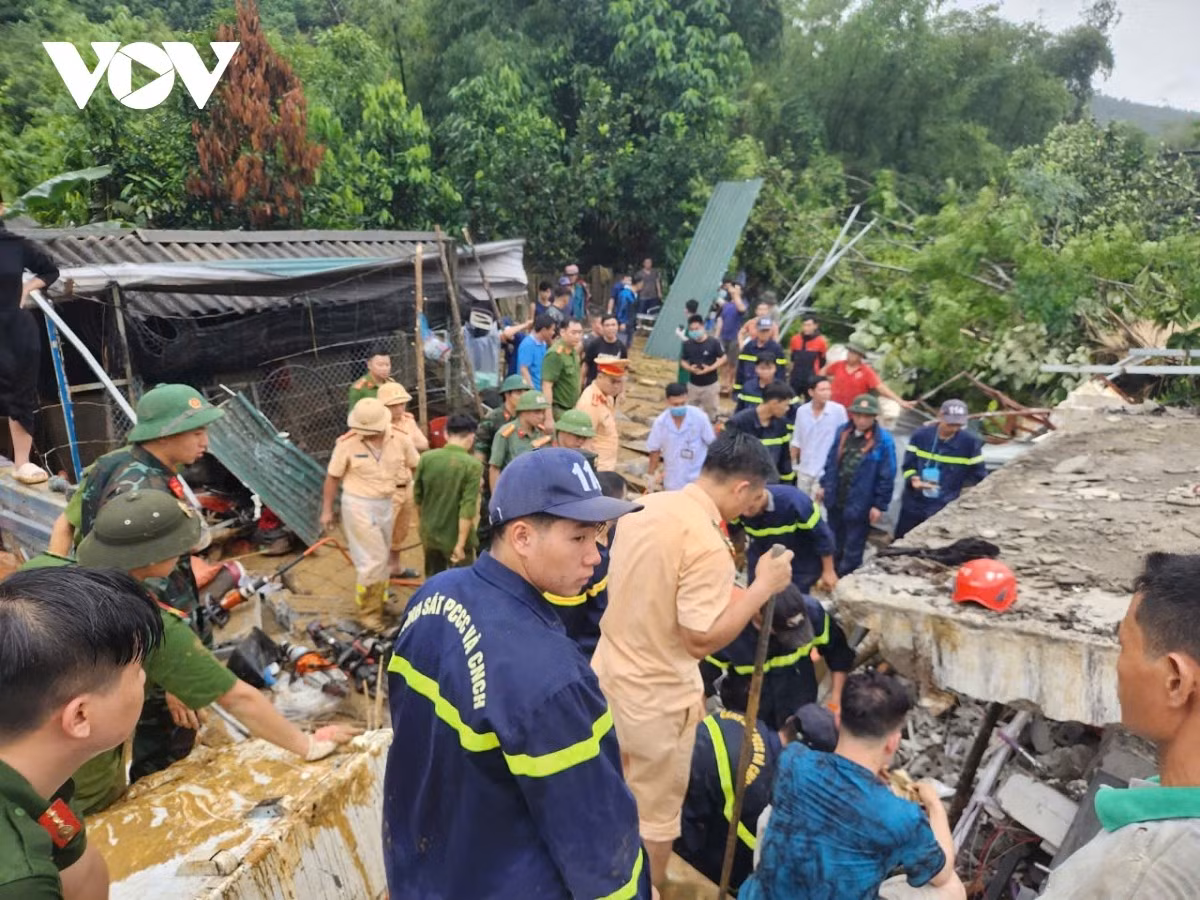 Lực lượng chức năng nhanh chóng khắc phục hậu quả, tìm kiếm cứu nạn.