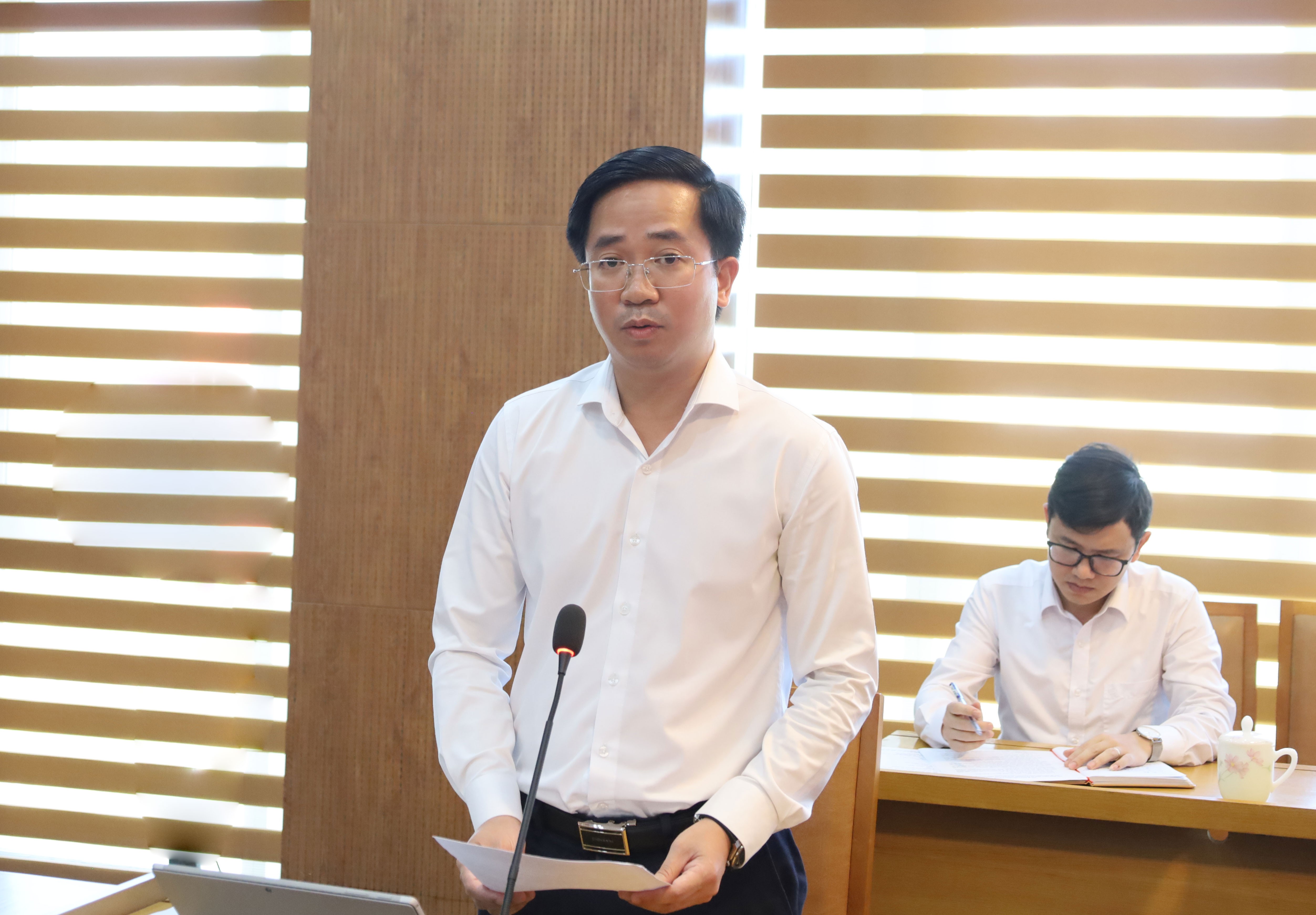 Đồng chí Trần Minh Sáng, Giám đốc Sở Nông nghiệp và Môi trường báo cáo kết quả thẩm định hồ sơ đề nghị xét, công nhận xã đạt chuẩn nông thôn mới nâng cao và xã đạt chuẩn nông thôn mới năm 2024. 333.jpg