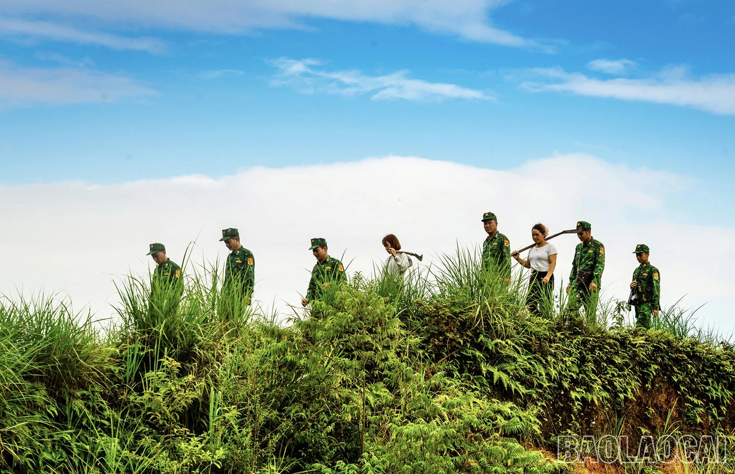 Bộ đội biên phòng Mường Khương cùng đồng bào các dân tộc trên địa bàn thường xuyên tuần tra biên giới.