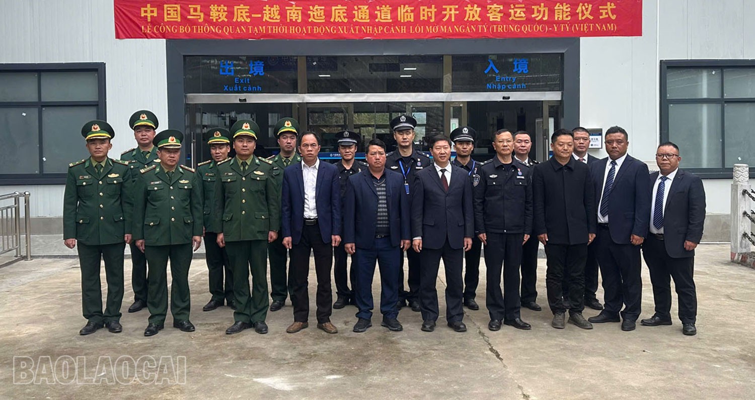 Đại biểu hai huyện chụp ảnh lưu niệm. bx4.jpg