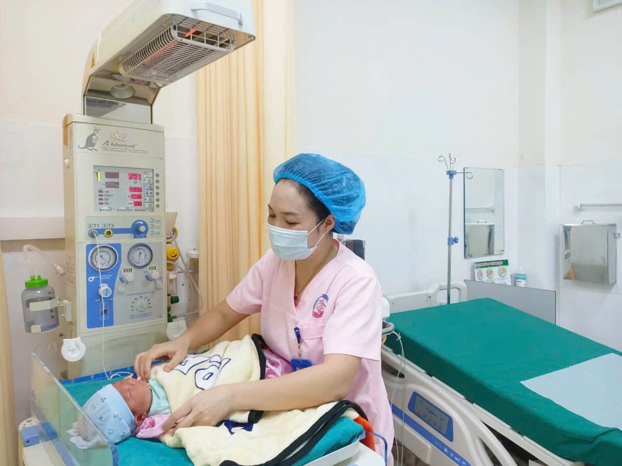 Điều dưỡng chăm sóc trẻ sơ sinh. cs-tre-so-sinh-bv-san-nhi.jpg