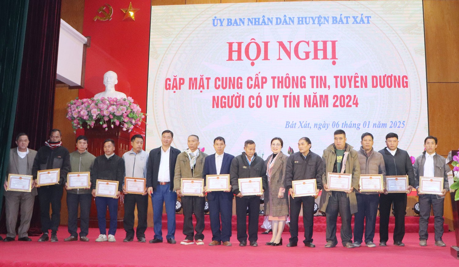 Trao Giấy khen của Chủ tịch UBND huyện cho người có uy tín tiêu biểu. bx2.jpg