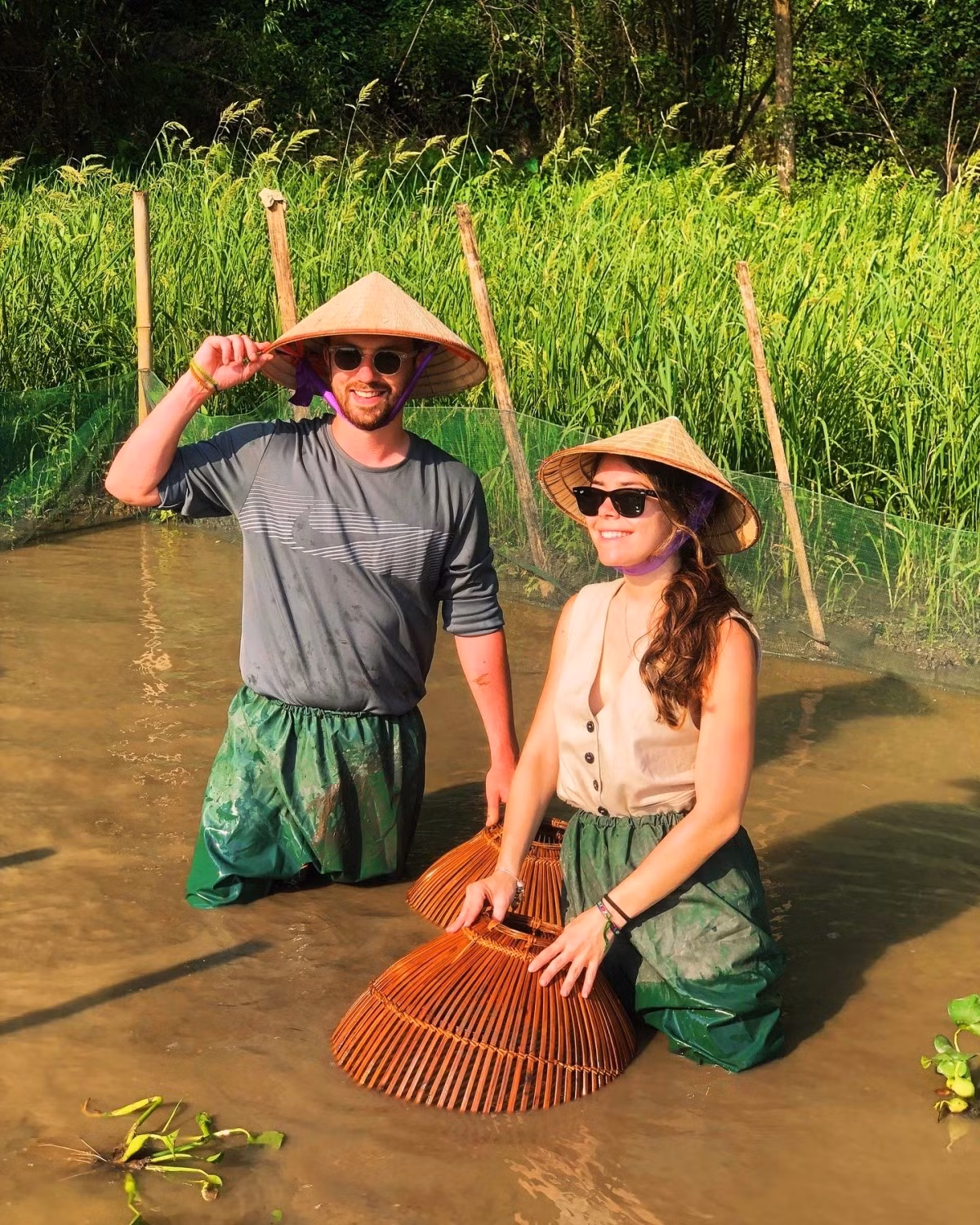 Khách quốc tế trải nghiệm làng quê Việt Nam. Ảnh: Cao Kim Kiên