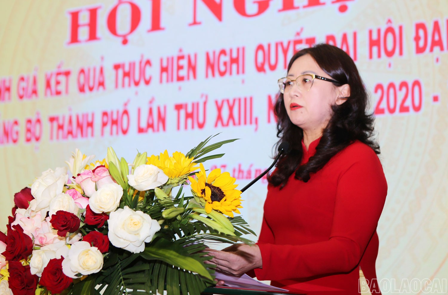 Đồng chí Giàng Thị Dung, Ủy viên Ban Thường vụ Tỉnh ủy, Bí thư Thành ủy Lào Cai phát biểu tại hội nghị. tp2-2612.jpg