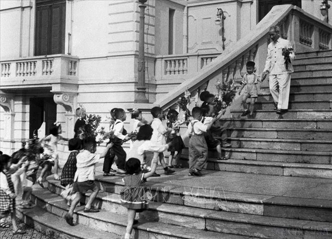 Các cháu thiếu nhi Thủ đô đến chúc thọ Bác Hồ tại Phủ Chủ tịch, ngày 19/5/1958. Ảnh: TTXVN