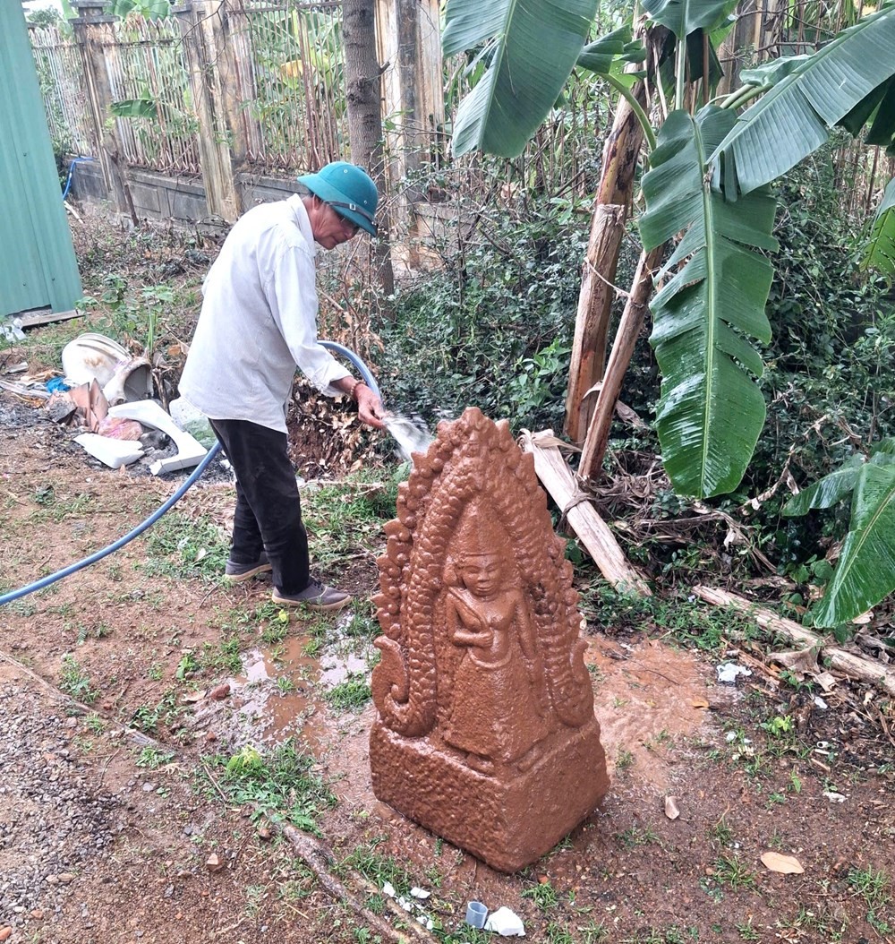 Hiện vật phát hiện là phù điêu vị thần trong Hindu giáo của Champa, được tạc bằng chất liệu sa thạch, với tư thế đứng, hai tay cầm hai hoa sen