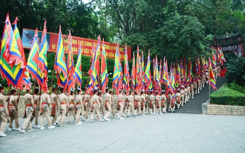 Con Lạc, cháu Hồng giương cao cờ hội thể hiện sức sống bền bỉ của dòng giống Tiên Rồng. Ảnh: HỮU TRƯỞNG