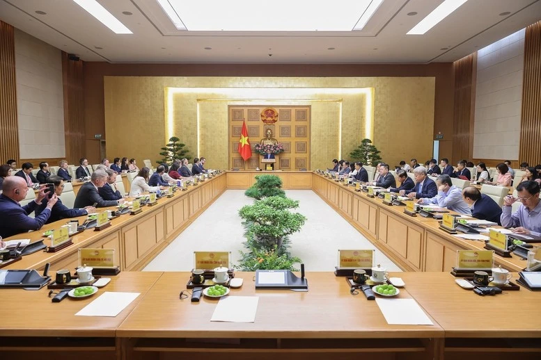 Thủ tướng nhấn mạnh, Việt Nam luôn lắng nghe, thấu hiểu, chia sẻ và cùng các đối tác giải quyết các khó khăn, vướng mắc với tinh thần lợi ích hài hòa, rủi ro chia sẻ để tạo thuận lợi nhất cho giải quyết thủ tục hành chính, đẩy mạnh công nhận lẫn nhau - Ảnh: VGP/Nhật Bắc