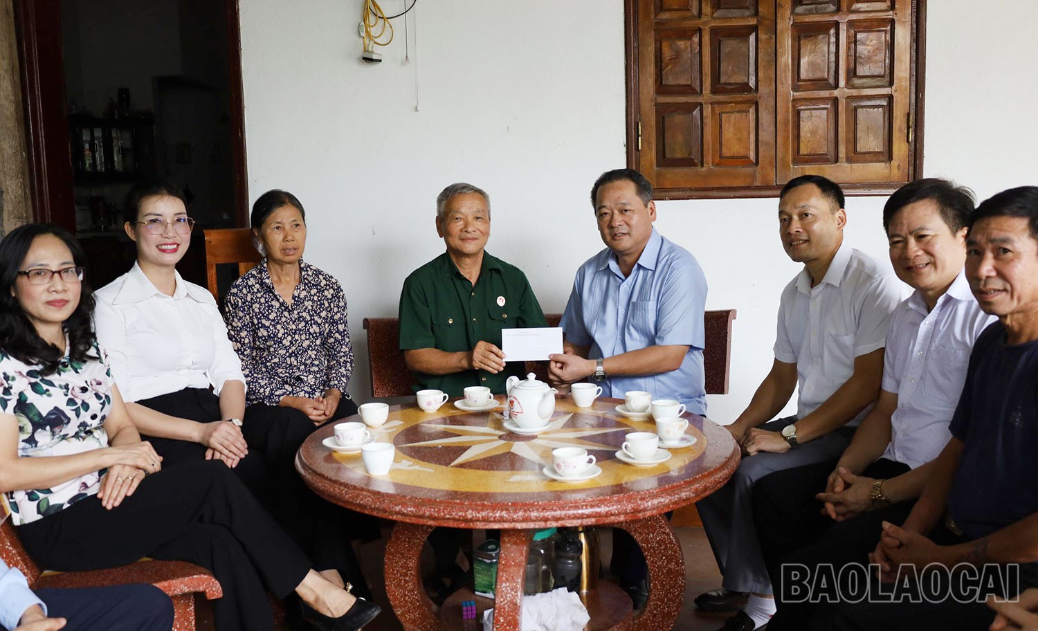 Thăm và tặng quà thương binh Lê Trọng Chanh có nhà thuộc diện di dời vì nguy cơ sạt lở. 12.jpg