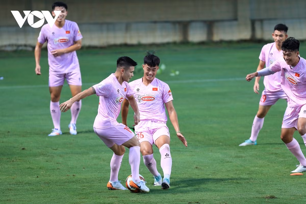 ĐT Việt Nam tích cực tập luyện trước trận đấu. (Ảnh: Hoài Thương).