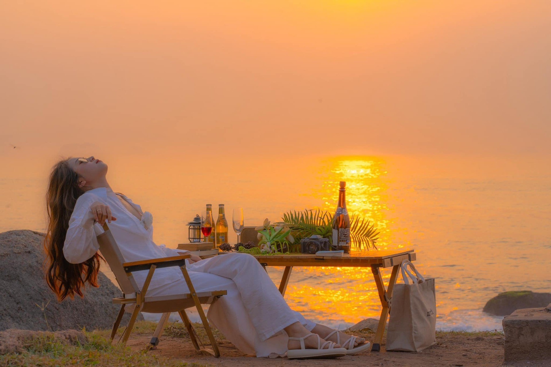 Bãi Đông được xem là điểm check-in bình minh, hoàng hôn nổi tiếng dịp hè. Ảnh: Lê Minh Quân 11.jpg