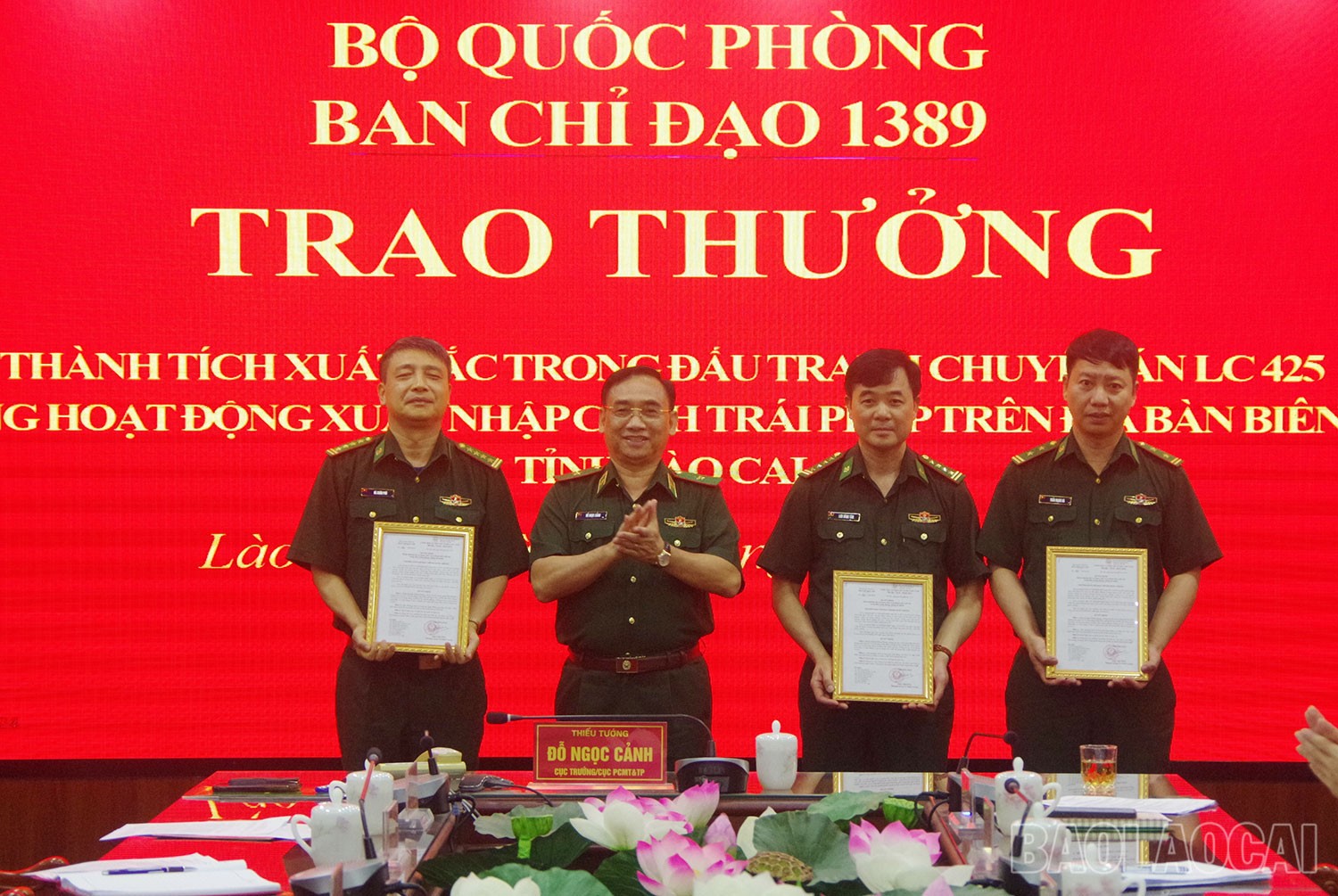 Thừa ủy quyền của Thủ trưởng Ban Chỉ đạo 1389 Bộ Quốc phòng, Thiếu tướng Đỗ Ngọc Cảnh, Cục trưởng Cục phòng chống ma túy và tội phạm - Bộ Tư lệnh Bộ đội Biên phòng đã trao quyết định khen thưởng cho 3 tập thể. tg1.jpg