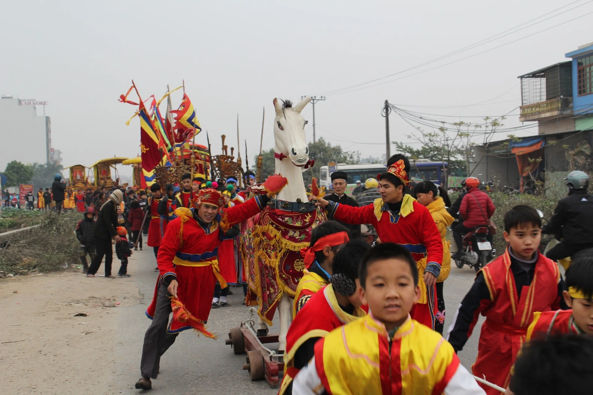 Hội làng là một sinh hoạt gắn liền với cư dân từng vùng đất. Ảnh: Đức Quang.