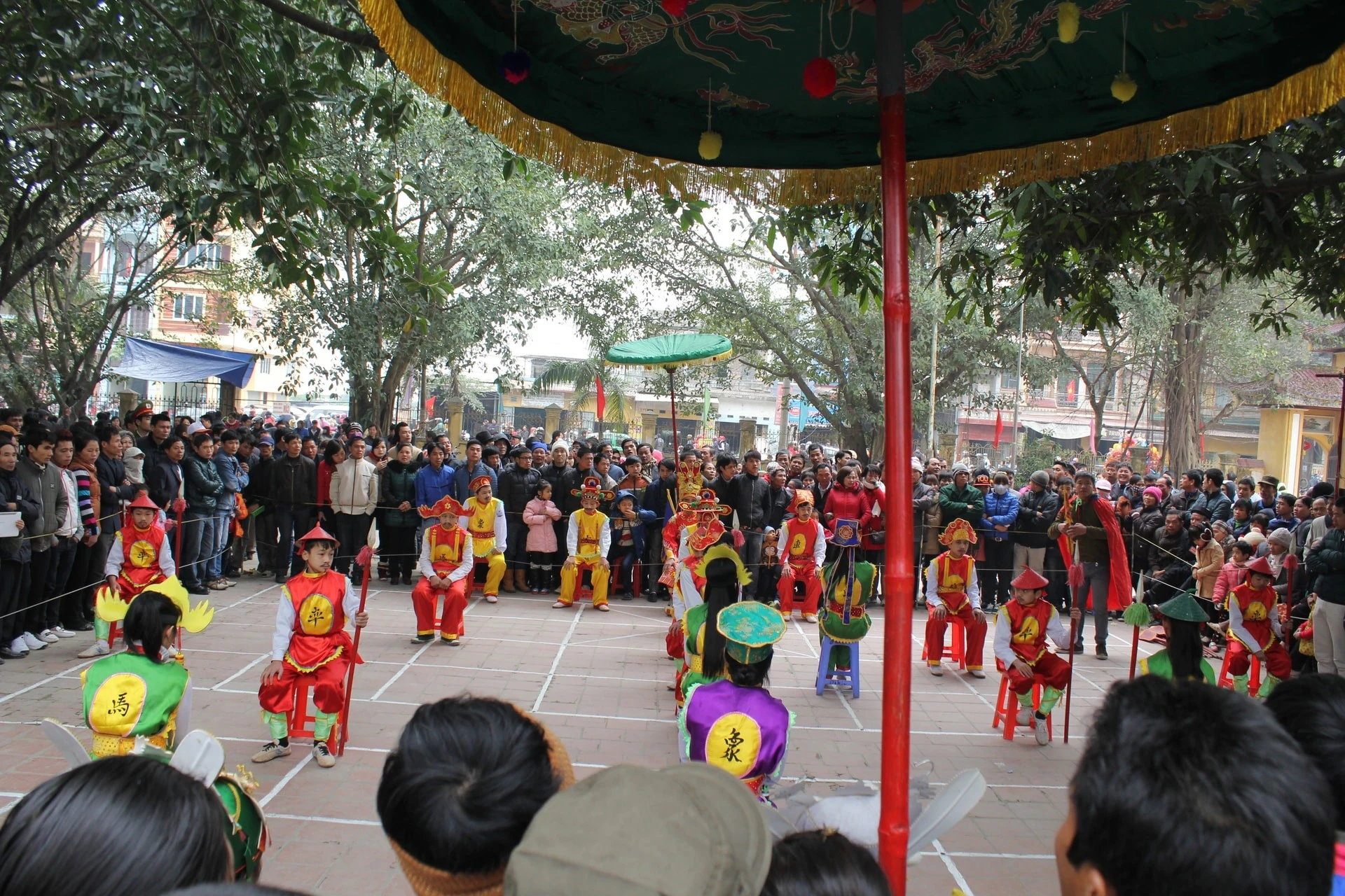 Thi cờ người. Ảnh: Đức Quang.