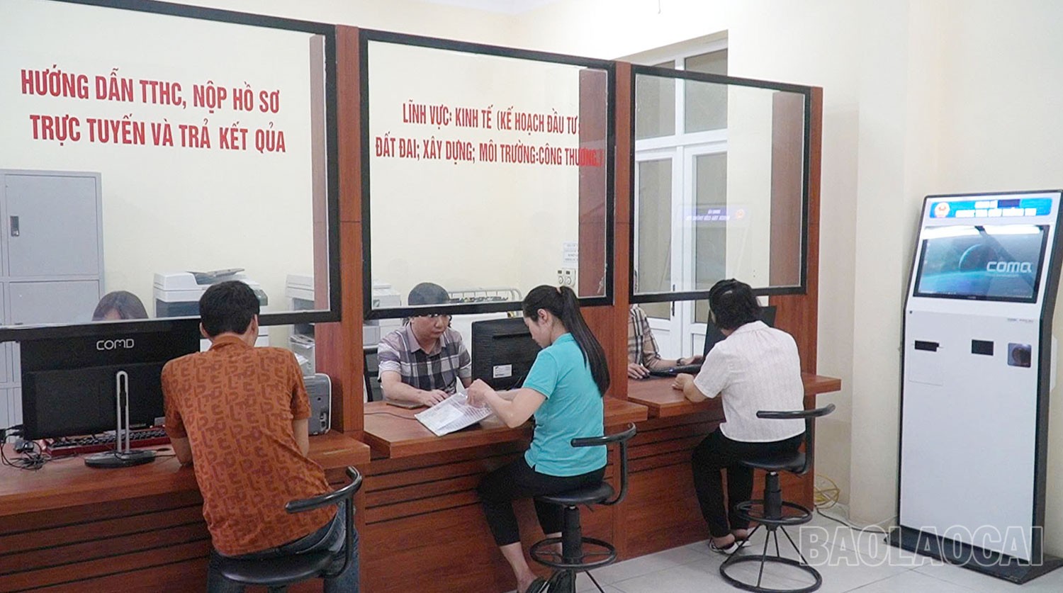 Cán bộ tại Trung tâm Phục vụ hành chính công các xã, phường tiếp nhận hồ sơ và hướng dẫn người dân thực hiện thủ tục hành chính, nộp hồ sơ trực tuyến. tt4.jpg