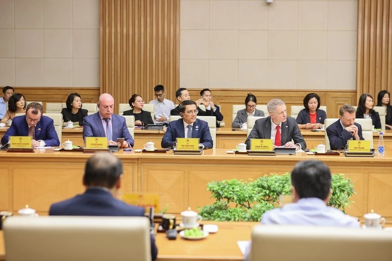 Các đại biểu thảo luận về quan hệ thương mại Việt – Anh trong bối cảnh bất ổn kinh tế toàn cầu, đưa ra một số khuyến nghị nhằm tháo gỡ vướng mắc, hài hòa quy định, tạo thuận lợi thương mại và đầu tư - Ảnh: VGP/Nhật Bắc