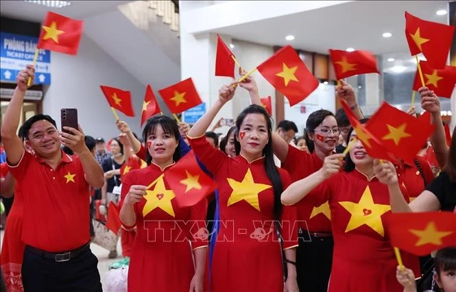 Nhân viên và người dân đi chuyến tàu SE1 xuất phát tại Ga Hà Nội cùng chung vui ca hát trước khi lên tàu.