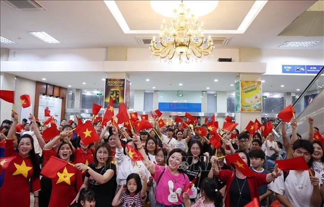 Nhân viên và người dân đi chuyến tàu SE1 xuất phát tại Ga Hà Nội cùng chung vui ca hát trước khi lên tàu.