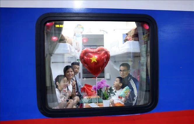 Tất cả du khách khi di chuyển bằng chuyến tàu SE1 tối 29/4 xuất phát tại Ga Hà Nội đều được Tổng công ty Đường sắt Việt Nam tặng quà kèm những lời chúc may mắn.