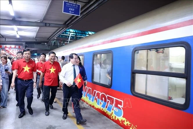 Lãnh đạo Tổng công ty Đường sắt Việt Nam đi tặng quà, chúc mừng mọi người trên tàu trước khi đoàn tàu rời Ga Hà Nội.