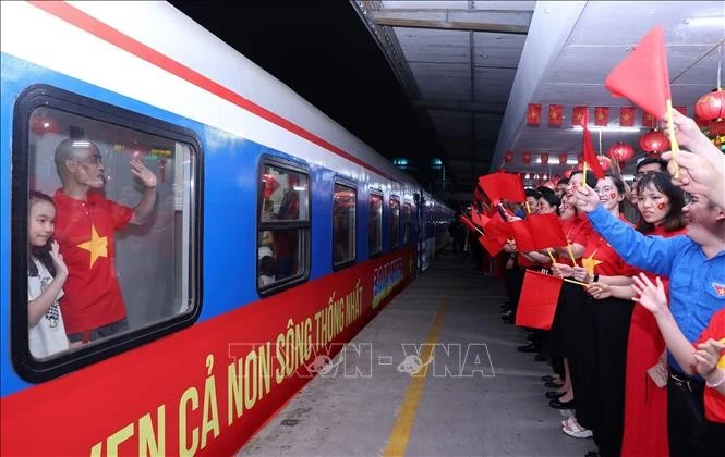 Lãnh đạo Tổng công ty Đường sắt Việt Nam vẫy cờ kèm những lời chúc may mắn đến những hành khách trên tàu SE1, tối 29/4 khi tàu lăn bánh rời Ga Hà Nội.