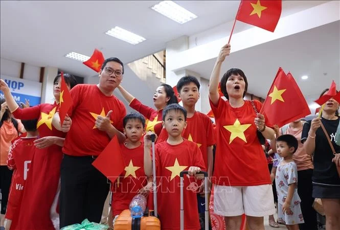 Một gia đình Hà Nội hạnh phúc khi được di chuyển vào Thành phố Hồ Chí Minh bằng "Đoàn tàu Thống Nhất".