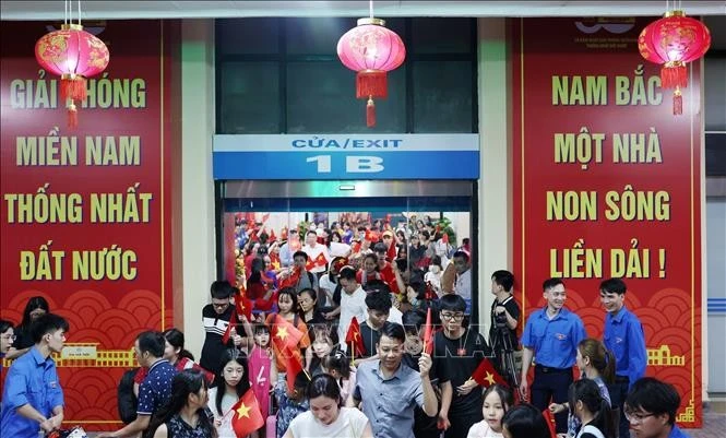 Đông đảo người dân, du khách được may mắn di chuyển trên đoàn tàu mang tên "Thống Nhất" nhân kỷ niệm 50 năm Ngày Giải phóng miền Nam, thống nhất đất nước.