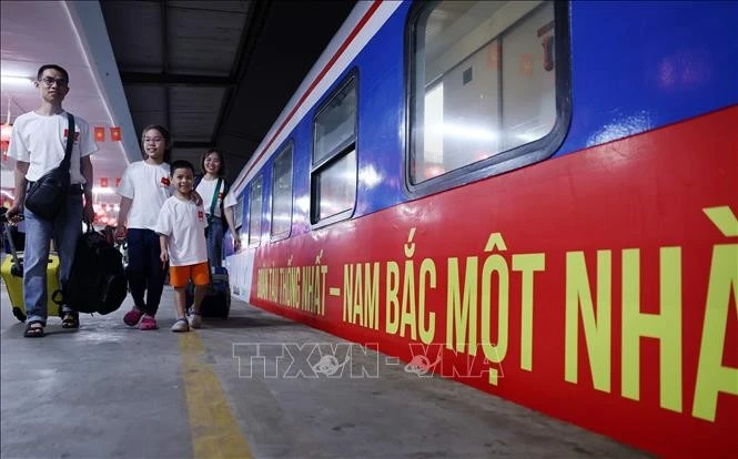 Một gia đình di chuyển lên tàu Thống Nhất.