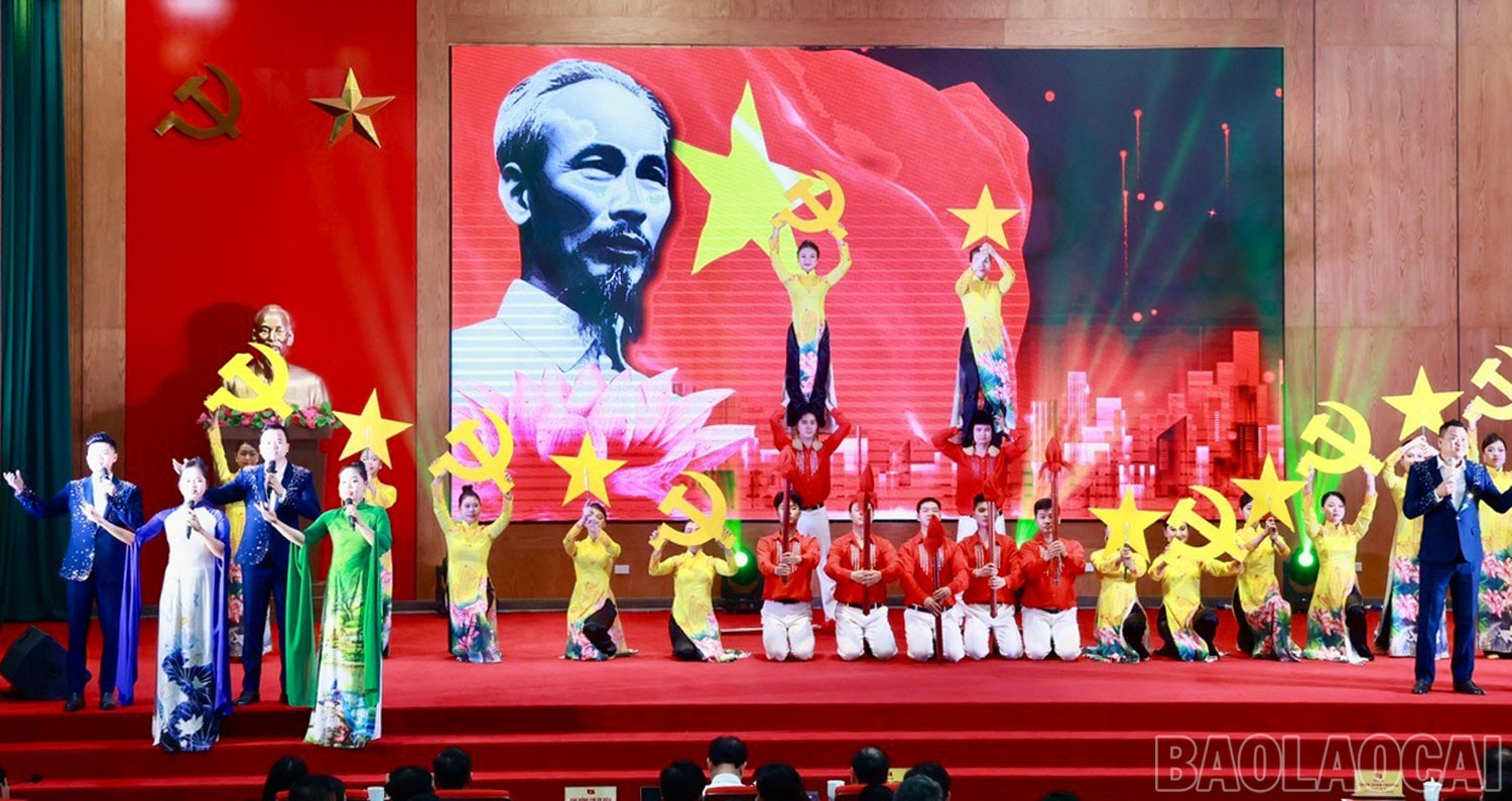 Văn nghệ chào mừng kỷ niệm 135 năm Ngày sinh Chủ tịch Hồ Chí Minh. 23.jpg