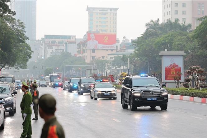 Đoàn xe đưa các đại biểu đến Trung tâm Hội nghị Quốc gia. Ảnh: TTXVN