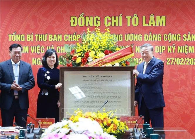 Tổng Bí thư Tô Lâm tặng Thư của Chủ tịch Hồ Chí Minh gửi Hội nghị cán bộ y tế đầu năm 1955. (Ảnh: TTXVN) Tổng Bí thư Tô Lâm tặng Thư của Chủ tịch Hồ Chí Minh gửi Hội nghị cán bộ y tế đầu năm 1955. (Ảnh: TTXVN)