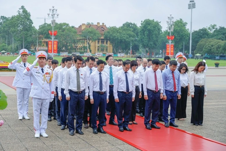 Đoàn đại biểu Bộ Ngoại giao vào Lăng viếng Bác - Ảnh: VGP/Nhật Bắc