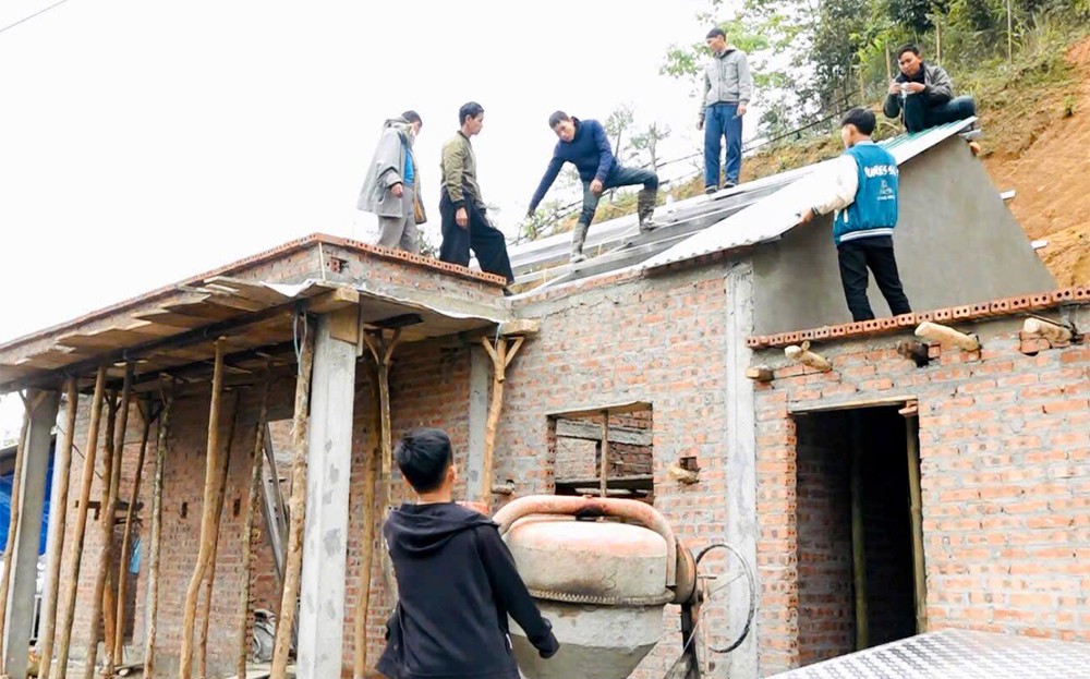 Tram Tau district's mass organizations and people joined in helping households remove temporary and dilapidated houses. Các tổ chức đoàn thể huyện Trạm Tấu cùng bà con tham gia giúp đỡ hộ gia đình xóa nhà tạm, nhà dột nát.
