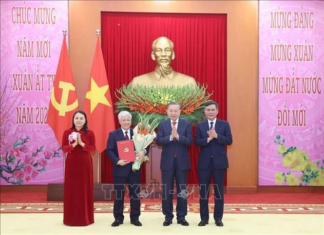 Tổng Bí thư Tô Lâm trao Quyết định về thành lập Đảng bộ, tổ chức bộ máy, chức năng nhiệm vụ và chỉ định Bí thư, các Phó Bí thư Đảng uỷ Mặt trận Tổ quốc Việt Nam, các đoàn thể Trung ương nhiệm kỳ 2020-2025. Ảnh: Thống Nhất/TTXVN