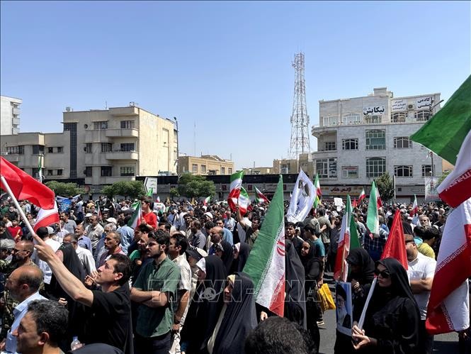 Người dân tham gia tuần hành phản đối các cuộc tấn công của Israel, tại Tehran, Iran, ngày 20/6/2025. Ảnh: THX/TTXVN Người dân tham gia tuần hành phản đối các cuộc tấn công của Israel, tại Tehran, Iran, ngày 20/6/2025. Ảnh: THX/TTXVN