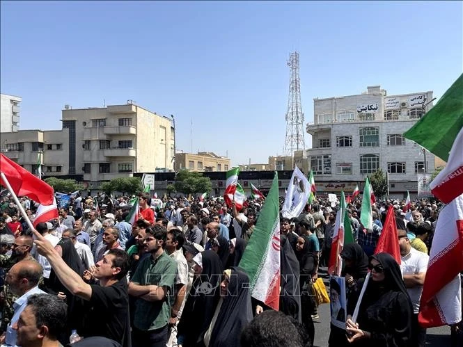 Người dân tham gia tuần hành phản đối các cuộc tấn công của Israel, tại Tehran, Iran, ngày 20/6/2025. Ảnh: THX/TTXVN